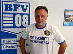 Tino Gottlöber präsentiert das Traditionsshirt für alle BFV-Fans